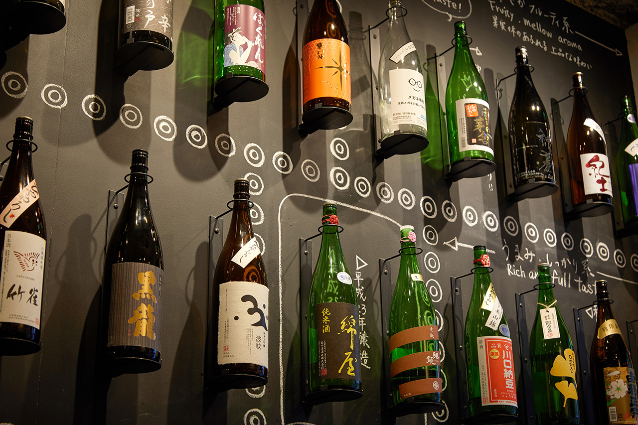壁にたくさんの日本酒